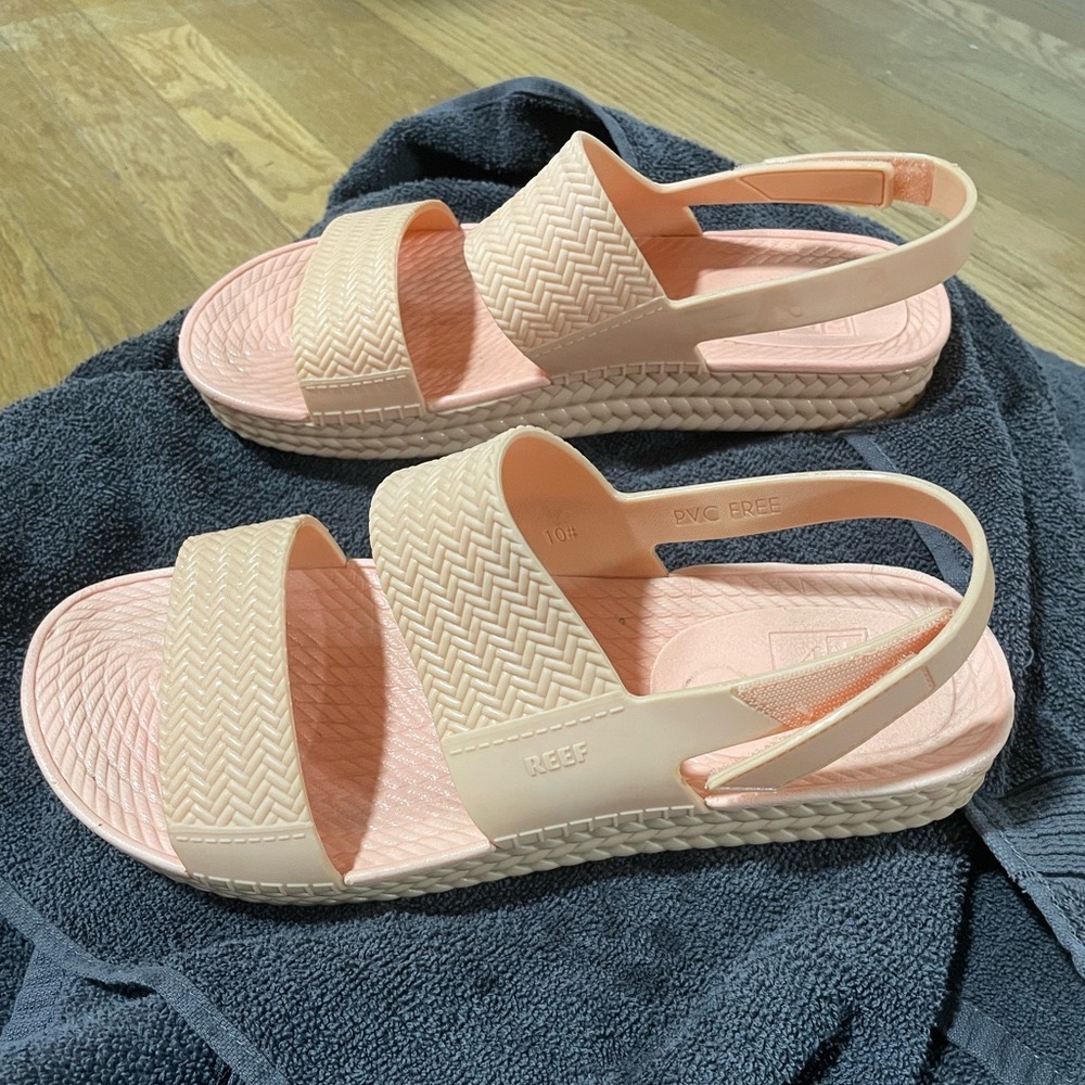 Peach Reef sandals size 10